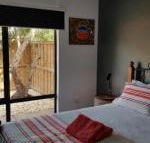 Red Ochre  Large 1BR with Private Courtyard - Accommodation in Brisbane