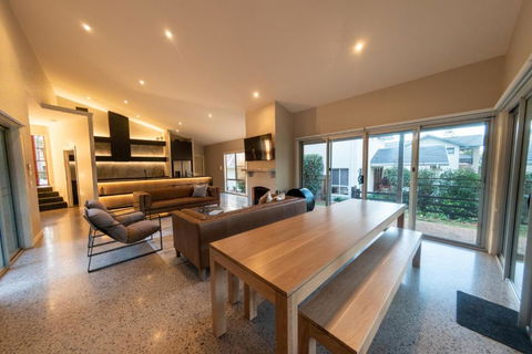 RUST - Accommodation in Brisbane 2