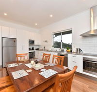Kinloch Cottage renovated to new on Daisy Hill Vineyard - Accommodation in Brisbane