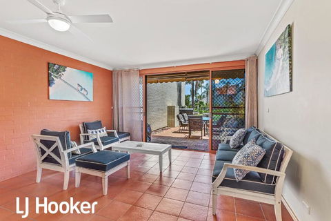Amazing Waterfront Location Pool Beach Water Views Tropical Gardens - Accommodation in Brisbane 3