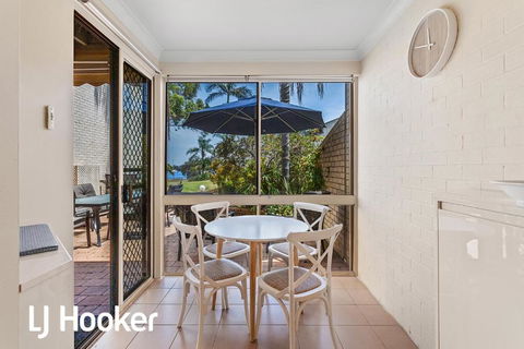 Amazing Waterfront Location Pool Beach Water Views Tropical Gardens - Accommodation in Brisbane 5