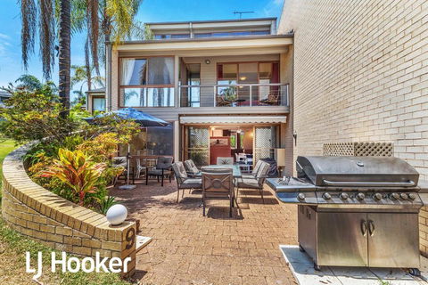 Amazing Waterfront Location Pool Beach Water Views Tropical Gardens - Accommodation in Brisbane 2