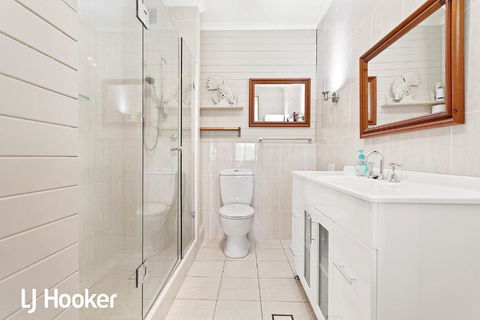 Amazing Waterfront Location Pool Beach Water Views Tropical Gardens - Accommodation in Brisbane 4