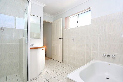 Enjoy Sunsets & Waterviews From Your Private Balcony - Accommodation in Brisbane 2