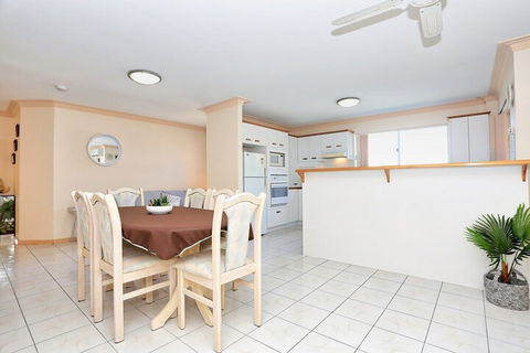 Enjoy Sunsets & Waterviews From Your Private Balcony - Accommodation in Brisbane 4