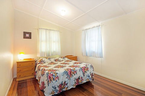 Close To Water Restaurants & Clubs Toorbul St. Bongaree - Accommodation in Brisbane 4