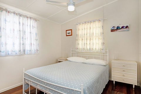 Close To Water Restaurants & Clubs Toorbul St. Bongaree - Accommodation in Brisbane 5