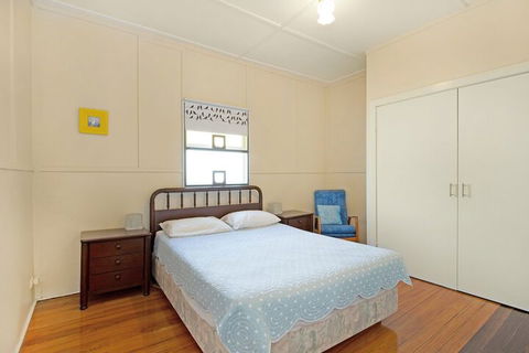 Close To Water Restaurants & Clubs Toorbul St. Bongaree - Accommodation in Brisbane 2