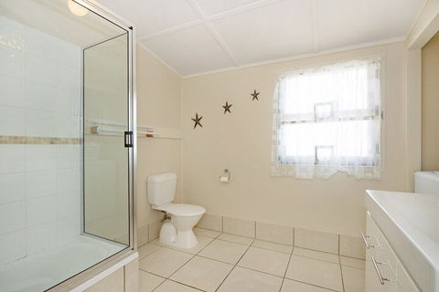 Close To Water Restaurants & Clubs Toorbul St. Bongaree - Accommodation in Brisbane 6