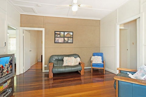 Close To Water Restaurants & Clubs Toorbul St. Bongaree - Accommodation in Brisbane 3