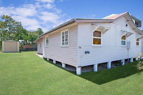 Close To Water Restaurants & Clubs Toorbul St. Bongaree - Accommodation in Brisbane 0