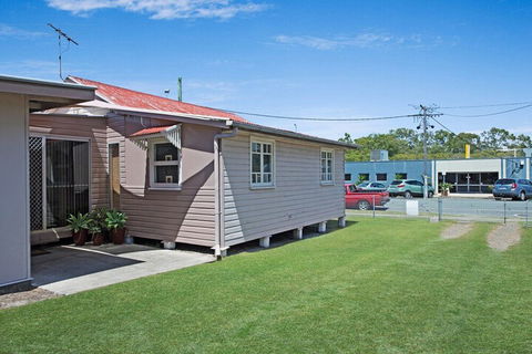 Close To Water Restaurants & Clubs Toorbul St. Bongaree - Accommodation in Brisbane 1