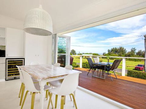 Arklow I Pet Friendly With Ocean Views - Accommodation in Brisbane 0