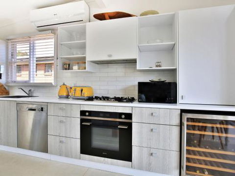 Arklow I Pet Friendly With Ocean Views - Accommodation in Brisbane 2
