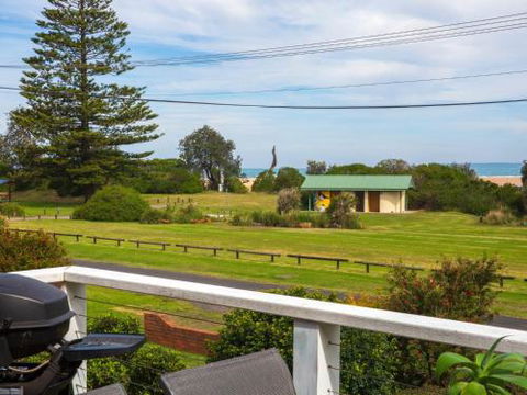 Arklow I Pet Friendly With Ocean Views - Accommodation in Brisbane 3