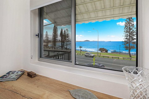 SPECTACULAR OCEAN FRONT Sounion6 - Accommodation in Brisbane 2