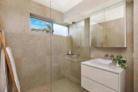 SPECTACULAR OCEAN FRONT Sounion6 - Accommodation in Brisbane 4