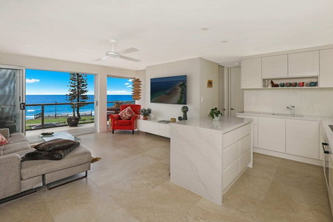 SPECTACULAR OCEAN FRONT Sounion6 - Accommodation in Brisbane 3