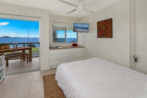 SPECTACULAR OCEAN FRONT Sounion6 - Accommodation in Brisbane 0