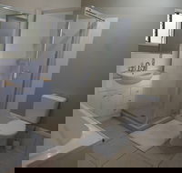 Queen Room With Airport Transfers Or Car Rental - Accommodation in Brisbane