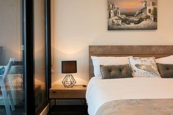 Stunning Harbour & City View Loft - Accommodation in Brisbane 4