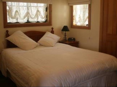 Twin Pines Cottage On Lansdowne - Accommodation in Brisbane 1
