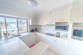 1 Bedroom Gold Coast Beachside Apt W AC + Parking - Accommodation in Brisbane 4