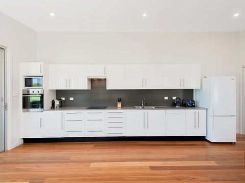 Ocean Views 41A Ocean Avenue - Accommodation in Brisbane 5