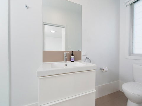 Ocean Views 41A Ocean Avenue - Accommodation in Brisbane 3