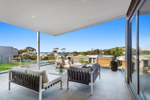 Azure Oasis - Accommodation in Brisbane 2