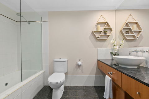 Poolside Apt In Alamanda Beachfront Resort 41 - Accommodation in Brisbane 6