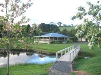 Buttercup Cottage & Private Apartment - Accommodation in Brisbane 0