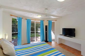 A PERFECT STAY - Clarkes Beach Villa - Accommodation in Brisbane 3