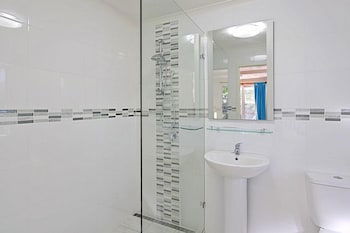 A PERFECT STAY - Clarkes Beach Villa - Accommodation in Brisbane 5