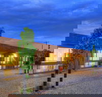 Motel Meneres - Accommodation in Brisbane