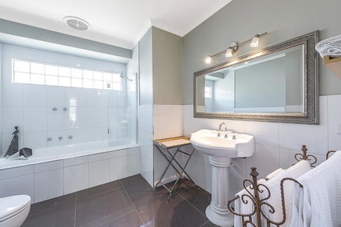 Amelina Cottages - Accommodation in Brisbane 6