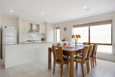 Serviced Houses Point Cook - Accommodation in Brisbane 3