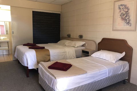 Inland Oasis Motel - Accommodation in Brisbane 3
