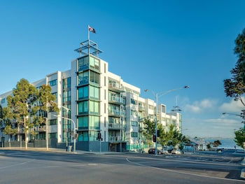 Waterfront By Gold Star Stays - Accommodation in Brisbane 0
