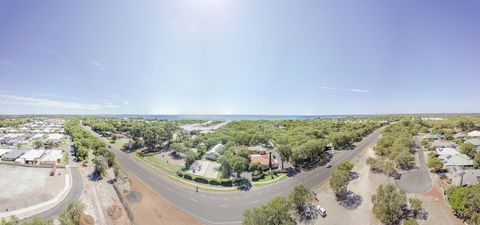 Amblin Holiday Park - Accommodation in Brisbane 0