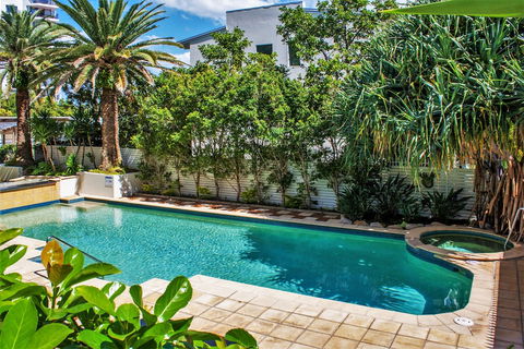 Indigo Blue Beachfront Apartments - Accommodation in Brisbane 3