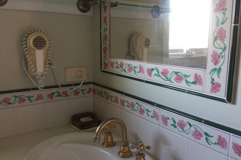 Casablanca Enchanted Cottage - Adults Only - Accommodation in Brisbane 4