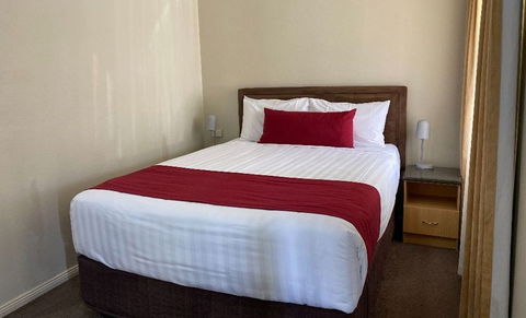 Ashton Townhouse Motel & Suites Tumut - Accommodation in Brisbane 1