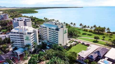 Holiday Inn Cairns Harbourside - Accommodation in Brisbane 2