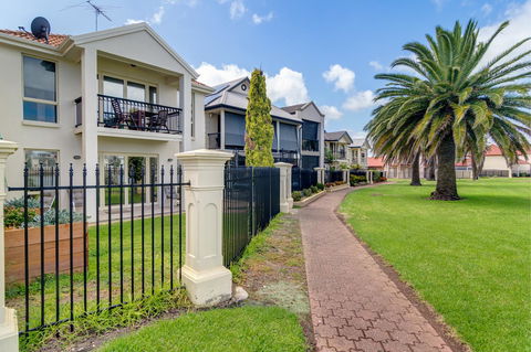 Port Adelaide Harbourside House - Accommodation in Brisbane 0