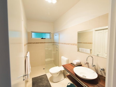 S T U D I O 22 Peaceful Retreat With Garden Views - Accommodation in Brisbane 6