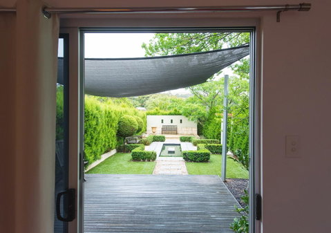 S T U D I O 22 Peaceful Retreat With Garden Views - Accommodation in Brisbane 12