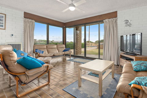 Sun & Surf Aldinga Beach Apartment - Accommodation in Brisbane 0