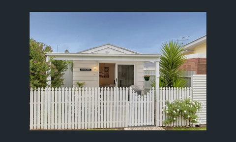 Wintergarden Beach Cabin - Accommodation in Brisbane 3