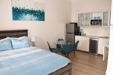 Smugglers Inn Studio Apartments - Accommodation in Brisbane 4